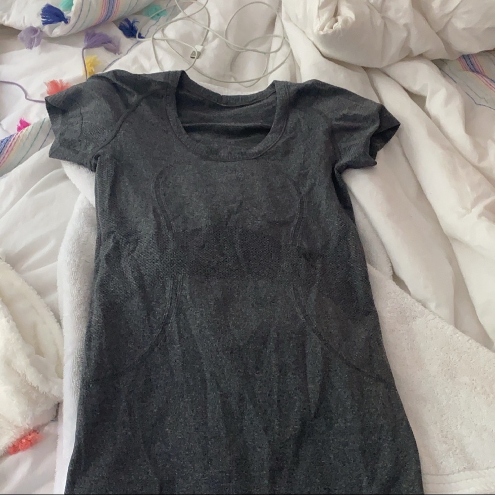 GREY LULULEMON SWIFTLYTECH SHIRT!!